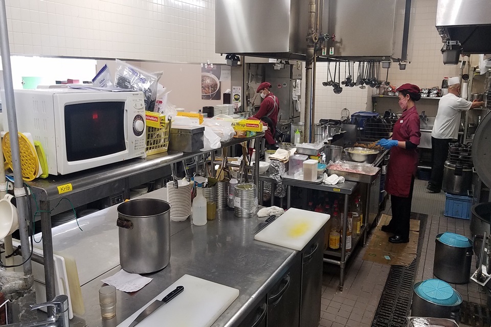 座学<br />
職場で働くスタッフの紹介、　日々職員食堂の厨房内・食器洗浄場ではどのような作業がおこなわれているのかを説明します。