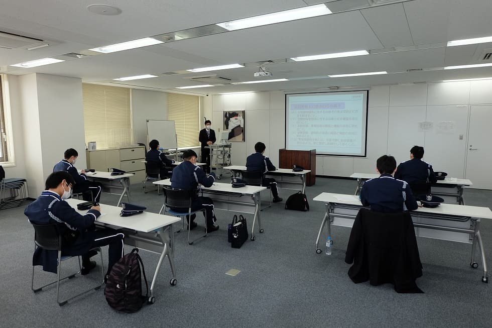座学<br />
★ＡＬＳＯＫと警備業界<br />
・日本における案全産業の位置付けと状況について<br />
・世界の警備業界におけるALSOKの位置付け<br />
・警備員の任務、仕事、役割について<br />
・具体的事例紹介